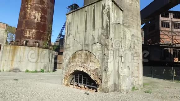 旧冶金厂的烟囱视频的预览图
