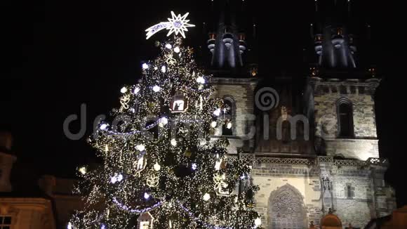 2015年捷克共和国布拉格老城广场的传统圣诞树视频的预览图