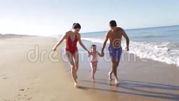 一家人沿着海滩跑步视频的预览图