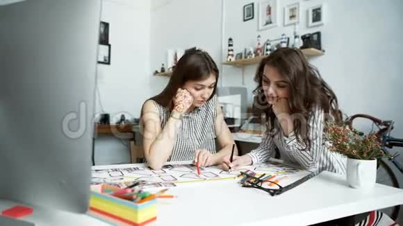 两个女人一起在建筑师办公室工作视频的预览图