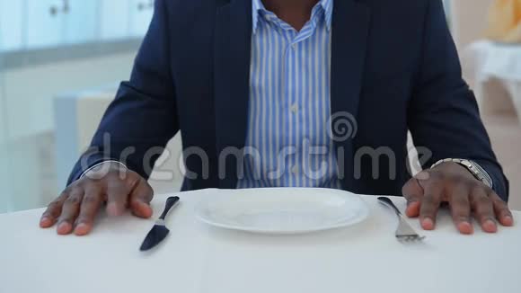 商人坐在餐馆的桌子旁视频的预览图