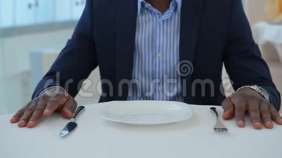 商人坐在餐馆的桌子旁视频的预览图