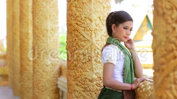 戴传统服饰的亚洲女孩视频的预览图