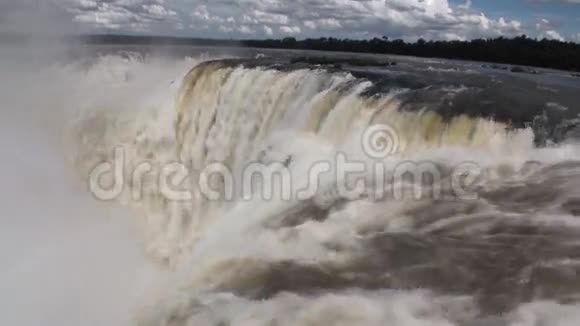 伊瓜苏瀑布位于巴西和阿根廷边境视频的预览图
