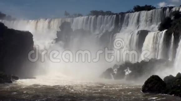 伊瓜苏瀑布位于巴西和阿根廷边境视频的预览图