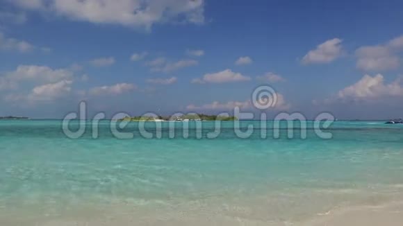 马尔代夫海滩上的蓝海泻湖视频的预览图