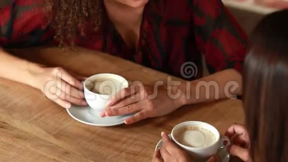 微笑的时髦朋友喝咖啡视频的预览图
