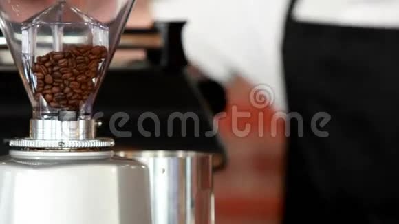 微笑的咖啡师递上一杯咖啡视频的预览图