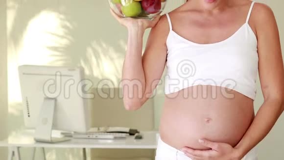 孕妇拿着水果碗视频的预览图