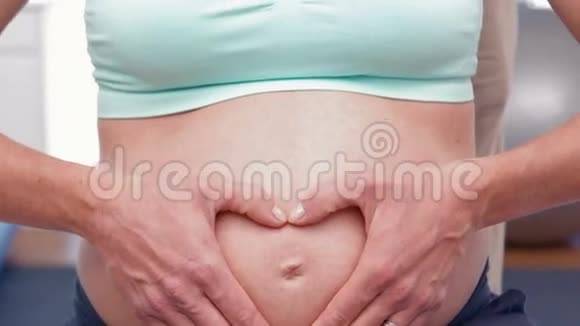孕妇接受按摩视频的预览图
