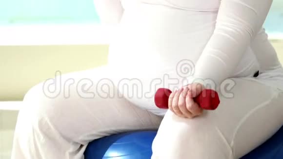 孕妇在舞会上锻炼视频的预览图