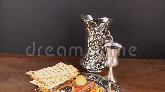 比萨酒和犹太逾越节面包的静物生活视频的预览图