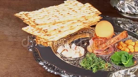 比萨酒和犹太逾越节面包的静物生活视频的预览图
