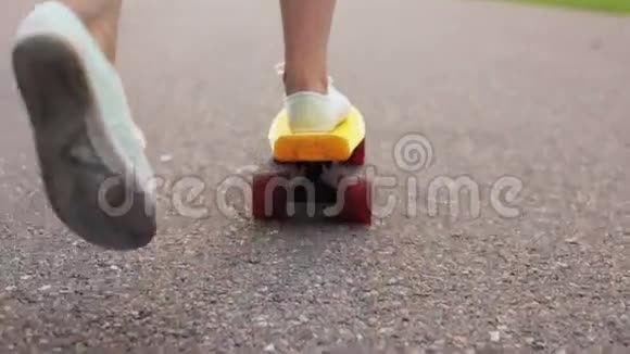 少女脚骑现代短滑板视频的预览图