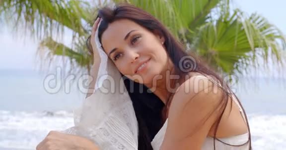 海滩上快乐的女人看着镜头视频的预览图