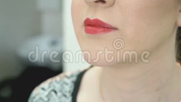 化妆师为时尚模特化妆视频的预览图