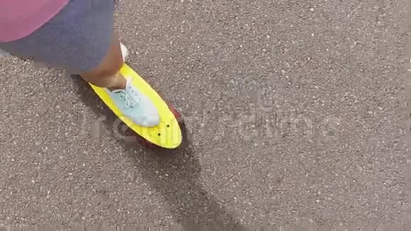 十几岁的女孩骑着短的现代滑板视频的预览图