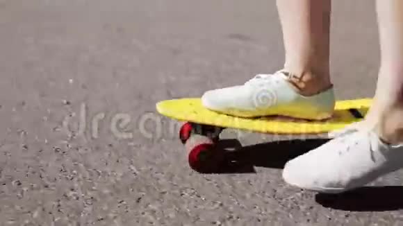 少女脚骑现代短滑板视频的预览图