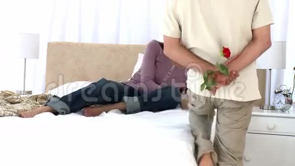 为妻子献上玫瑰的男人视频的预览图