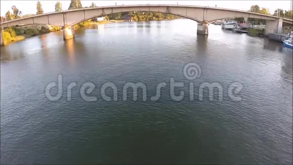 智利河流和桥梁的鸟瞰图视频的预览图