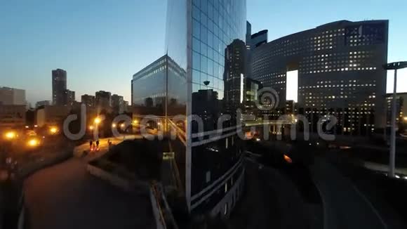 现代商业建筑的城市夜景视频的预览图