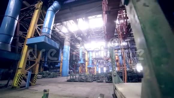 巨大的工业工厂里面视频的预览图
