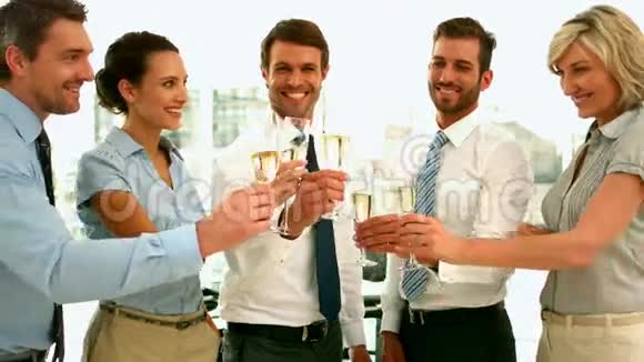商业团队品尝香槟视频的预览图