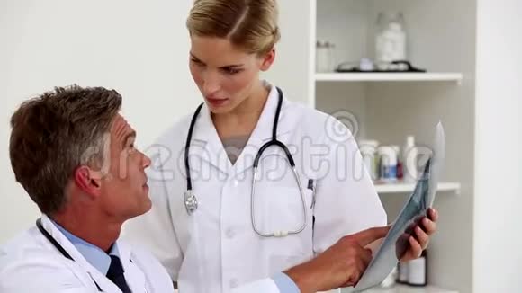 护士和医生检查X光视频的预览图