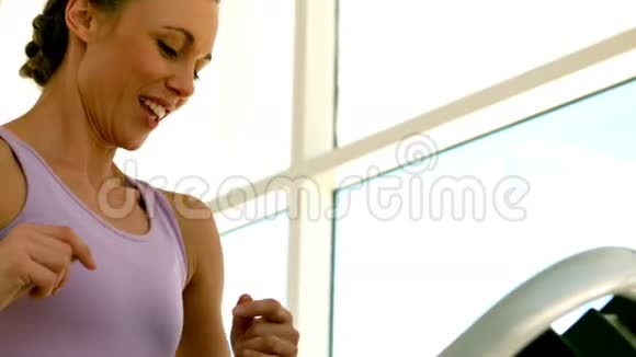 适合女人在跑步机上跑步视频的预览图