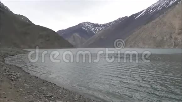 智利圣地亚哥的景观泻湖和山脉视频的预览图