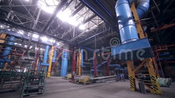 巨大的工业工厂里面视频的预览图