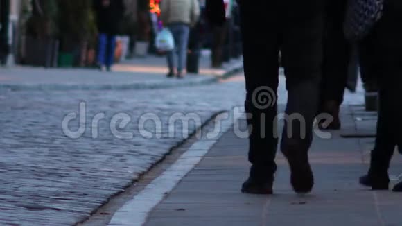 人们走在华沙的街道上视频的预览图