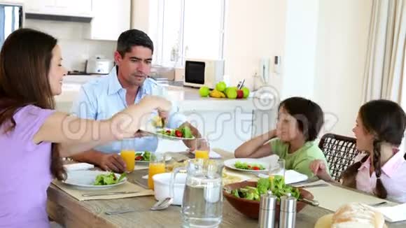 快乐的一家人一起吃晚饭视频的预览图