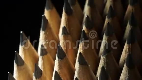 石墨铅笔旋转视频的预览图