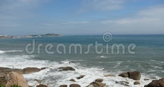 闪闪发光的海洋海水波浪表面和沿海岩石海岸浪涌海岸视频的预览图