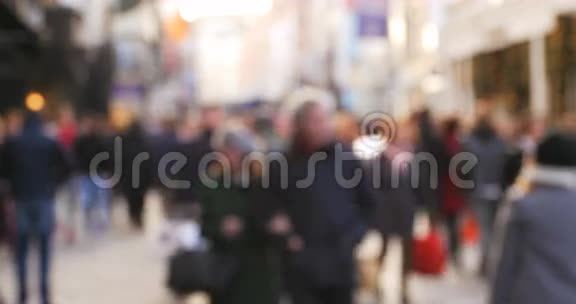 一群匿名的人走在都柏林大街上视频的预览图