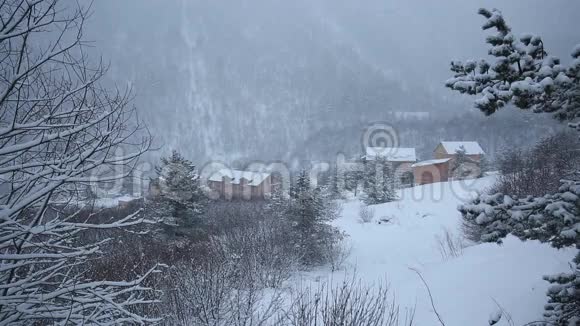 俄罗斯北奥塞梯共和国阿拉尼亚电影中高加索山脉冬季暴风雪视频的预览图