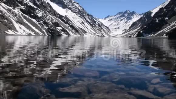 智利圣地亚哥山雪和泻湖景观视频的预览图
