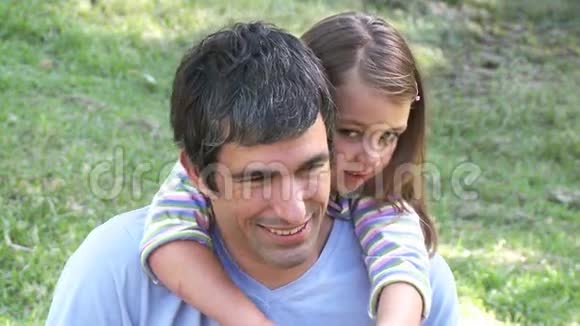 爸爸和女儿在公园玩视频的预览图