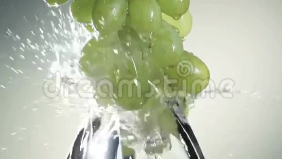 一束绿葡萄在水中喷射视频的预览图