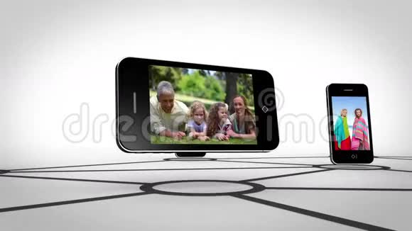 家庭在智能手机屏幕上快乐在一起视频的预览图