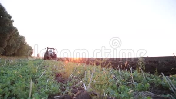 拖拉机在日落时犁地视频的预览图