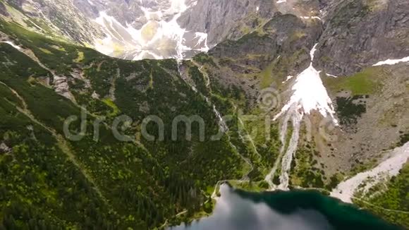 美丽的山湖和水视频的预览图