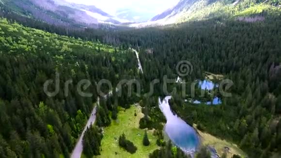 美丽的山湖和水视频的预览图