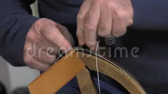 皮具大师工匠在工作视频的预览图