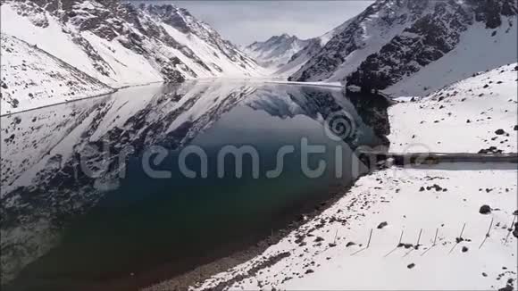 智利泻湖和山脉的鸟瞰图视频的预览图