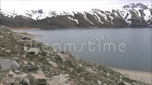 智利泻湖和山脉的鸟瞰图视频的预览图
