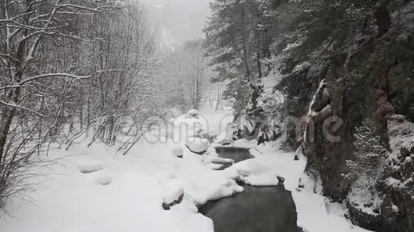 俄罗斯北奥塞梯共和国阿拉尼亚电影中高加索山脉冬季暴风雪视频的预览图