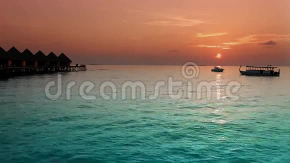 日出时在海面上的房子马尔代夫视频的预览图