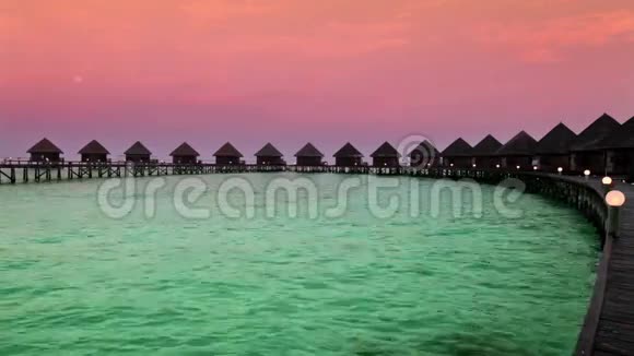 日出时在海面上的房子马尔代夫视频的预览图